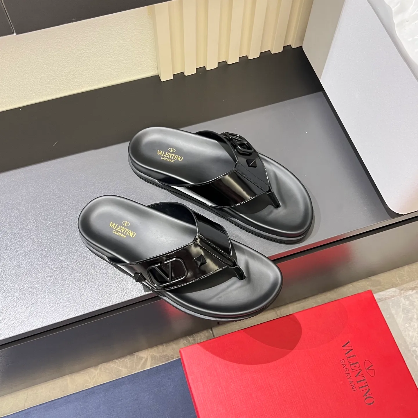 p300《VALENTINO》Warren Men🧍‍♂️Spring and Summer New Style. Cowhide logo flat slippers, elegant sandals, the same style worn by celebrities, original molding, imported calfskin. Rubber outsole. Soft and durable, full set of counter packaging, 38-44!